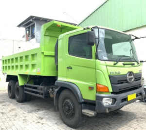 HINO FM260-JD, truk dump tangguh dari Hino yang siap menjadi partner handal untuk segala kebutuhan angkut material Anda.