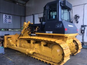 Rental trailer dozer adalah layanan khusus untuk mengangkut dozer dan peralatan berat lainnya.