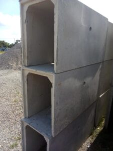 Uditch UK 400 adalah saluran beton pra-cetak berbentuk U dengan lebar 400 mm yang memenuhi standar Inggris (BS 5911-3)